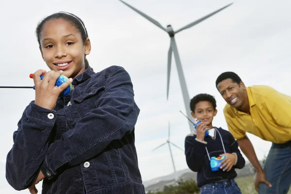 Vater und Kinder spielen mit Walkie-Talkies — Stockfoto