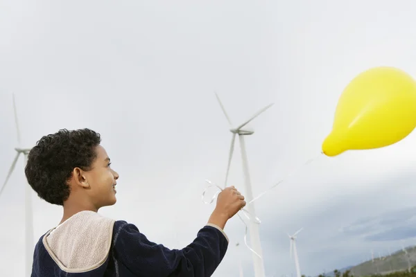 Jongen spelen met ballon op wind farm — Stockfoto