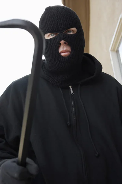 Homem em Balaclava segurando Crowbar — Fotografia de Stock