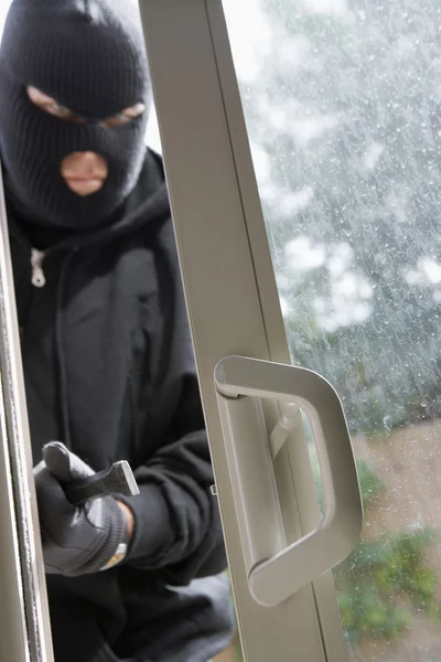 Burglar Breaking Into House — Stock Photo, Image