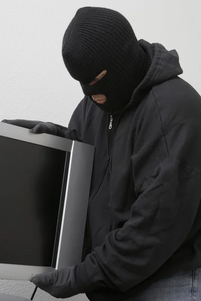 Грабитель кража телевизора — стоковое фото