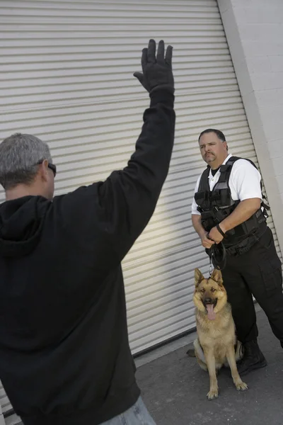 Guardia de seguridad mirando ladrón atrapado — Foto de Stock