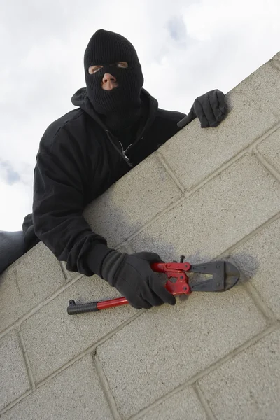 Masked Thief Climbing Wall — Stock Photo, Image