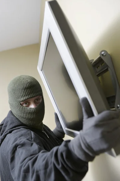 Ladrón robando televisión de pantalla plana — Foto de Stock