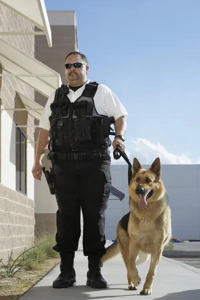 Wachmann mit Hund auf Streife — Stockfoto