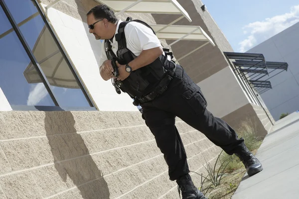 Guardia de seguridad con pistola patrullando —  Fotos de Stock