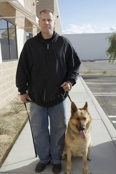 Guarda de segurança com cão — Fotografia de Stock