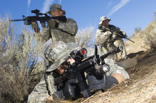 Soldats visant des mitrailleuses — Photo