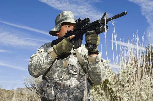 Soldat sikte med kulspruta — Stockfoto