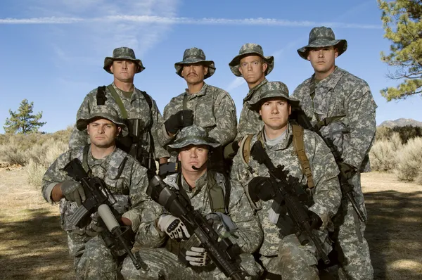 Группа солдат на поле боя — стоковое фото