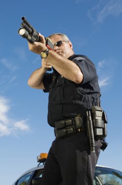 Polis memuru silahlı