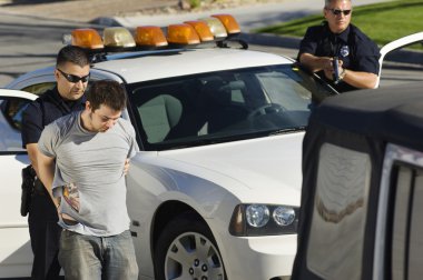 Polis memuru genç adamı tutukluyorsunuz
