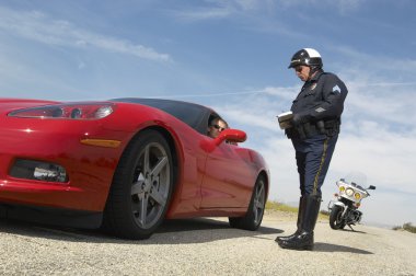 trafik polisi spor otomobil sürücüsü ile konuşmak