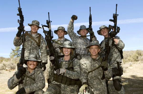 Retrato de grupo de soldados em campo — Fotografia de Stock