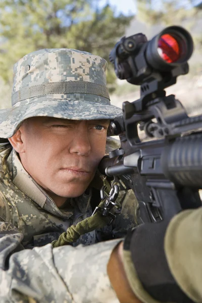 Soldat zielte mit Maschinengewehr — Stockfoto