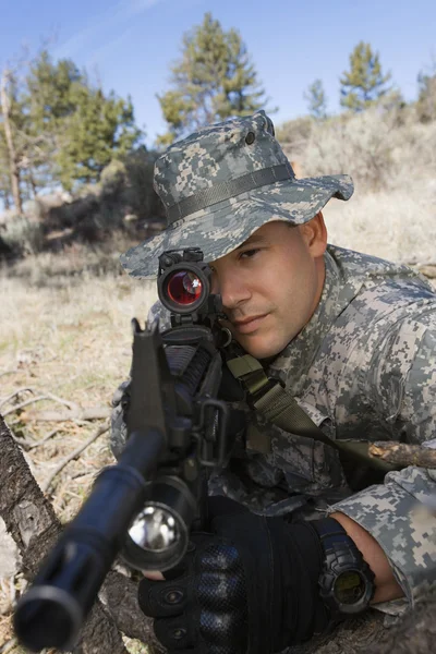 Soldado apuntando ametralladora — Foto de Stock