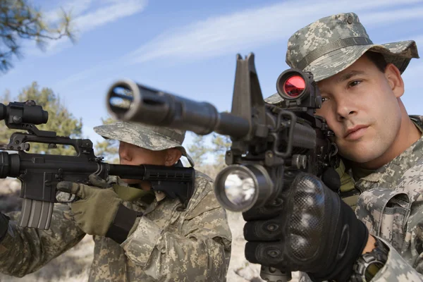 Soldats visant des mitrailleuses — Photo