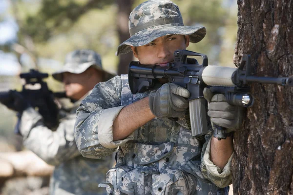 Soldats visant des mitrailleuses — Photo