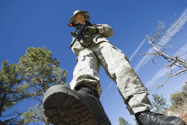 Alacsony szögben álló fegyveres katona — Stock Fotó