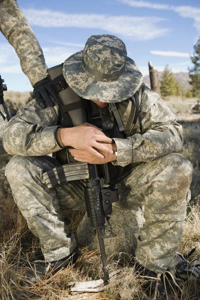 Soldat tittar ner — Stockfoto