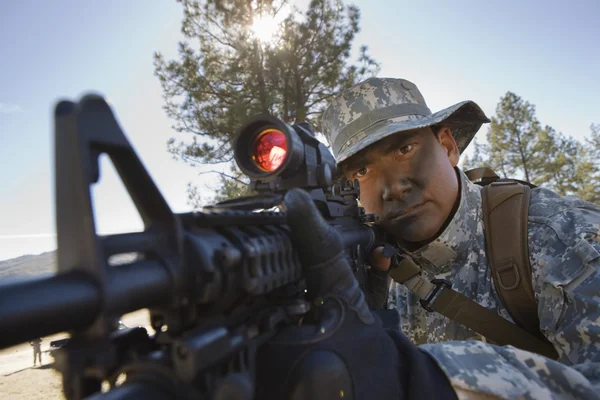 Soldat richtet Gewehr — Stockfoto