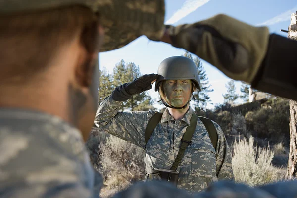 Soldats saluant — Photo