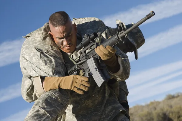 Wir Soldaten tragen verwundeten Kollegen — Stockfoto