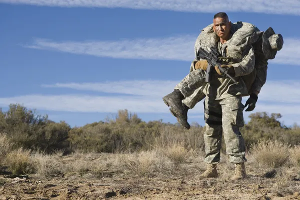 US Army Soldier Carrying Wounded Friend — Stock Photo, Image