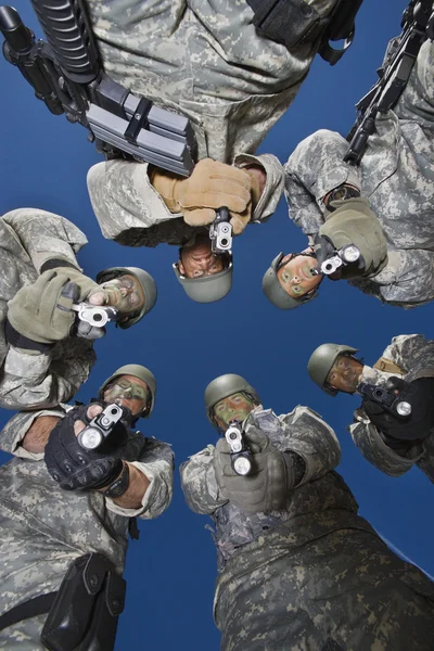 Soldados em pé em círculo com o objetivo de — Fotografia de Stock