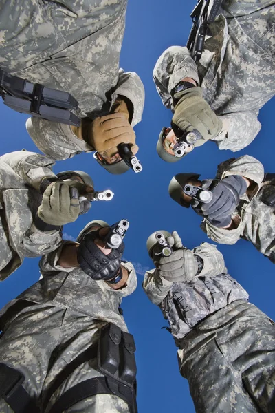 Grupo de soldados de pie en círculo apuntando —  Fotos de Stock