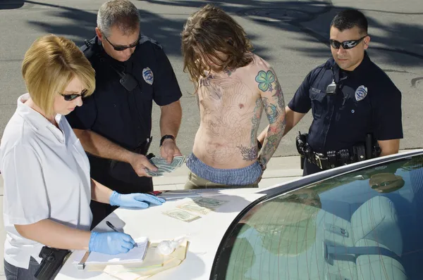 Policisté zatýkání mladý muž — Stock fotografie