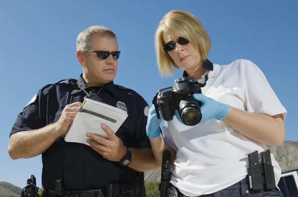 Police Officer And Investigator With Camera — Stock Photo, Image