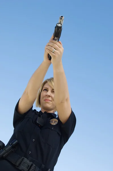 Oficial de policía apuntando pistola — Foto de Stock