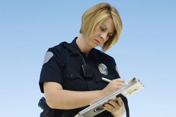 Oficial de policía escribiendo billete — Foto de Stock