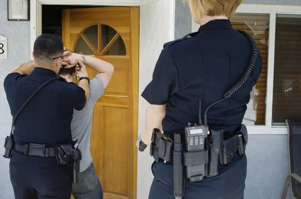 Polizist nimmt jungen Mann fest — Stockfoto