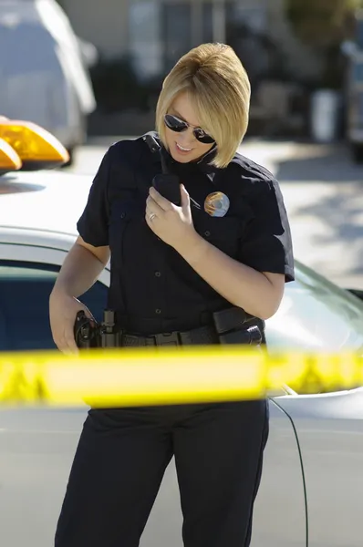 Oficial de policía usando radio bidireccional — Foto de Stock