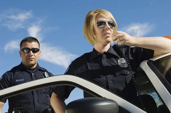 Oficiales de policía usando radio bidireccional — Foto de Stock