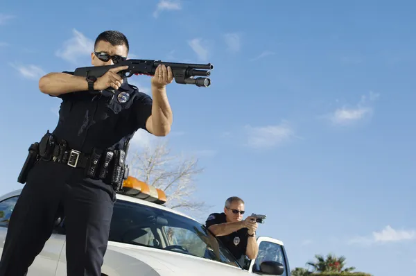 Policial apontando espingarda — Fotografia de Stock