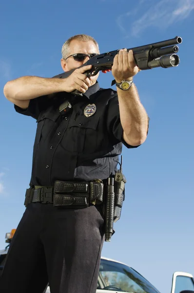 Policial apontando arma — Fotografia de Stock