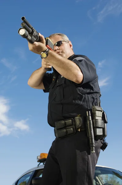 Polis med pistol — Stockfoto