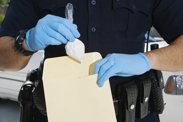 Policial colocando cocaína em prova Envelope — Fotografia de Stock