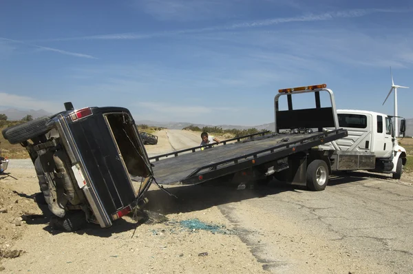 Подъем аварийного автомобиля на буксир грузовик — стоковое фото