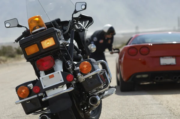 Fechar da motocicleta do policial de trânsito — Fotografia de Stock
