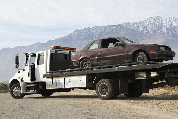 Broken Car On Tow Truck — Stock Photo, Image