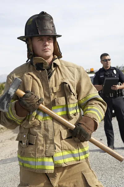 Feuerwehrmann mit Polizist — Stockfoto