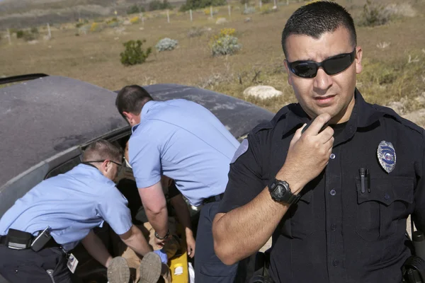 Agente di polizia con paramedici che salvano la vittima di un incidente stradale — Foto Stock