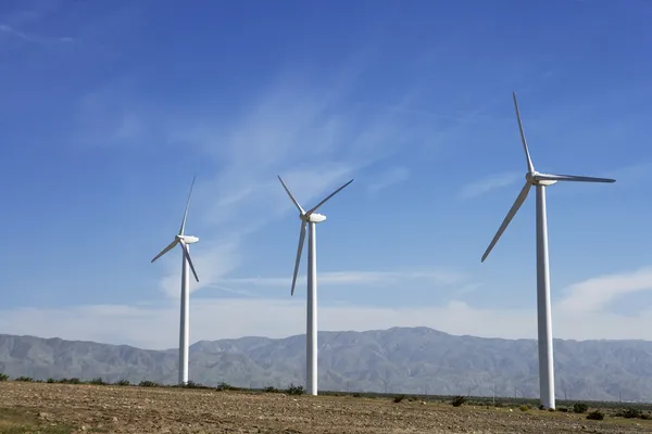 Turbinas eólicas en el desierto — Foto de Stock