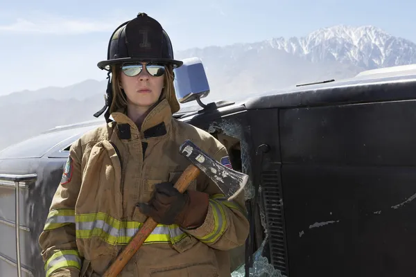 Topór gospodarstwa kobiece strażak — Zdjęcie stockowe