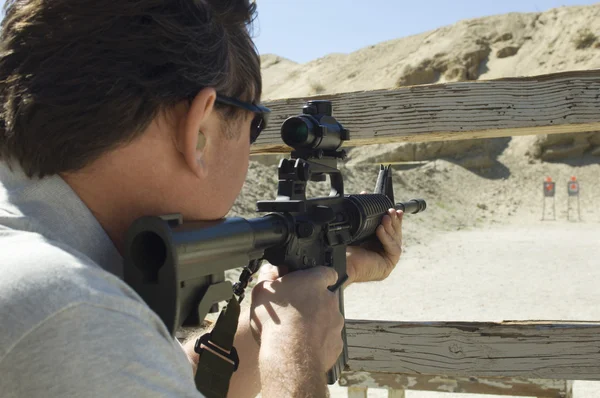 Man Aiming Rifle At Firing Range — Stock Photo, Image