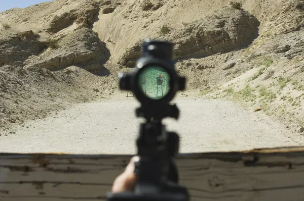 Vista do alvo através do alcance do rifle — Fotografia de Stock